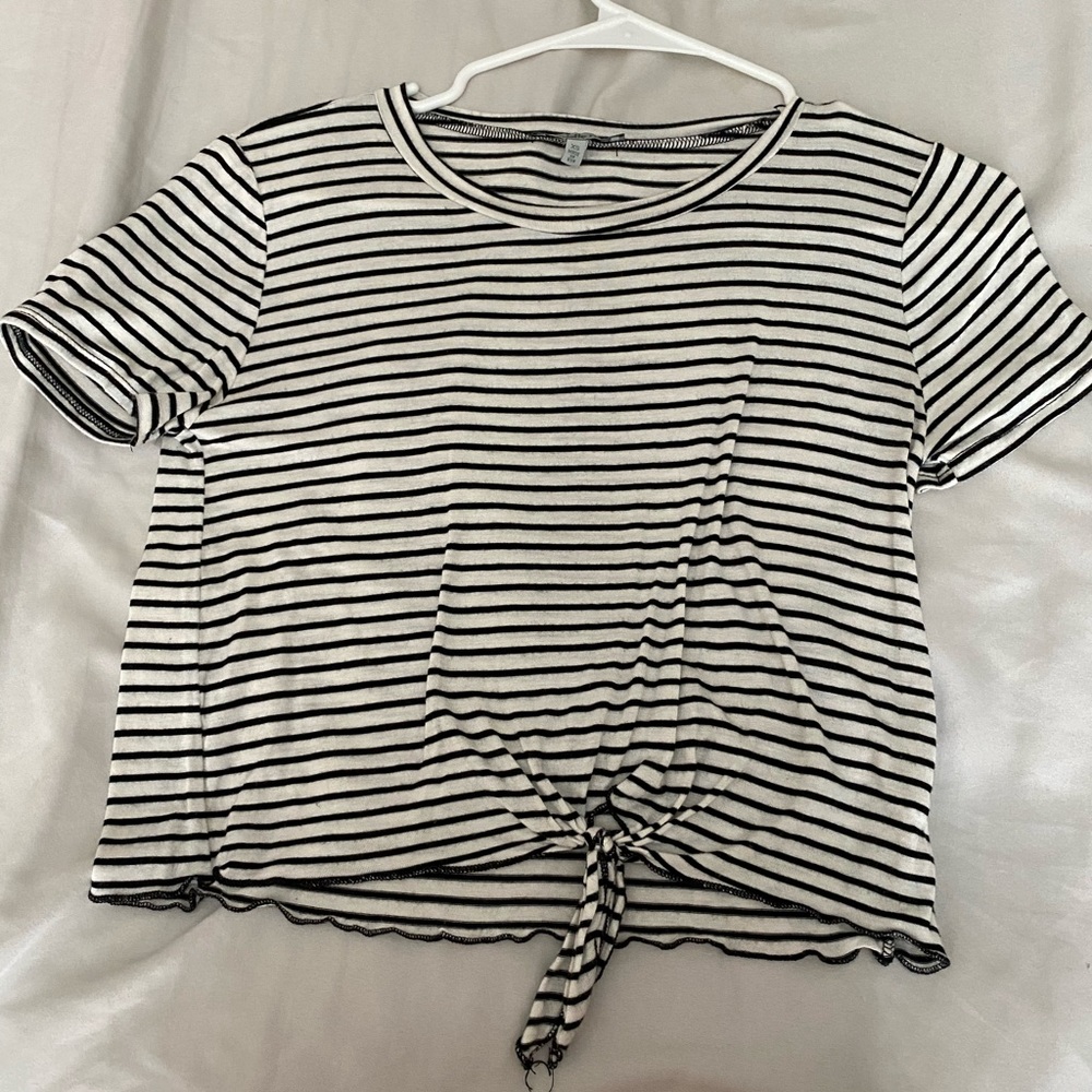 White and black cropped tie front tshirt